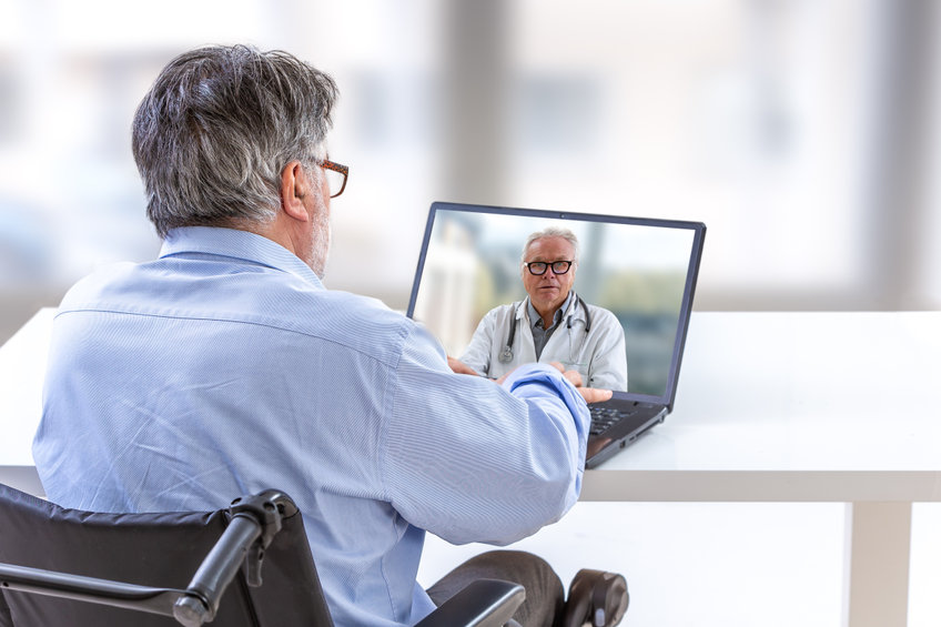 un homme consulte un médecin