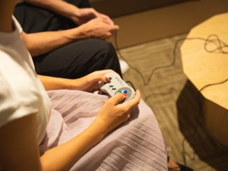 des jeunes jouent à la super nintendo