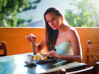 Une femme pratique le jeûne intermittent