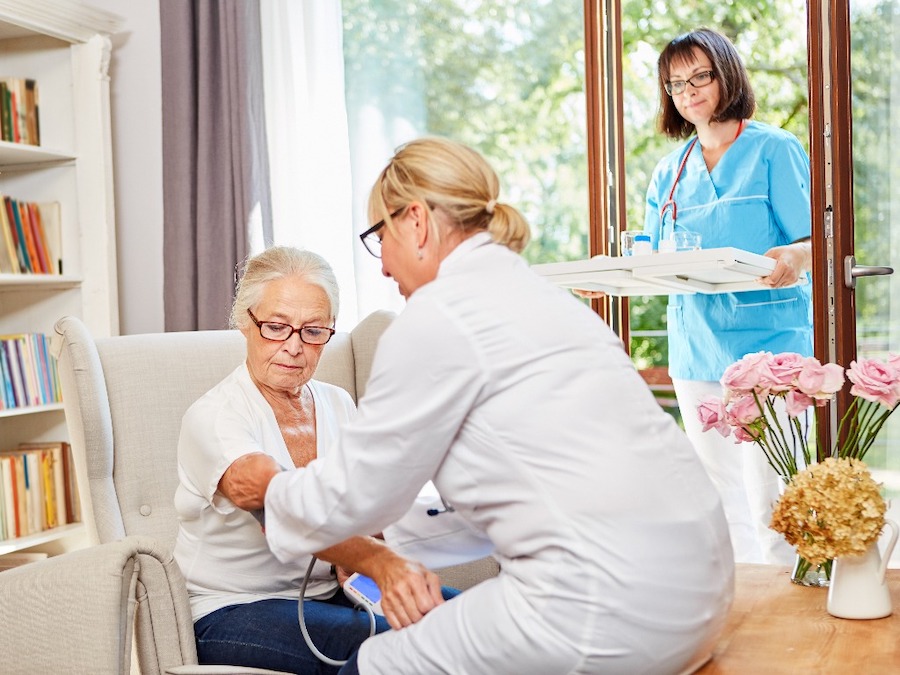 une infirmière prend soin d'une femme âgée