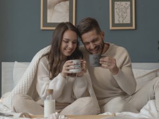 un couple prend un chocolat chaud pour se réchauffer à la maison