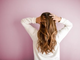 une femme et sa chevelure fournie