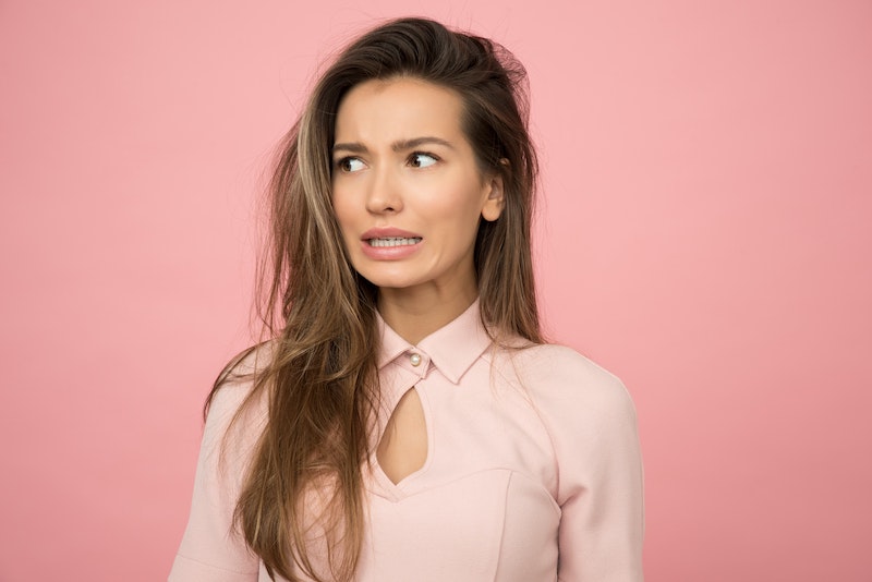 Une femme a peur de perdre ses cheveux