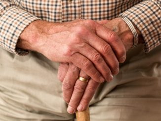 Une personne âgée qui utilise la téléassistance