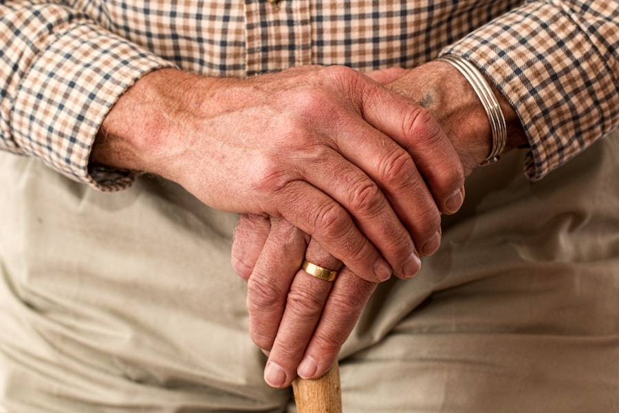 Une personne âgée qui utilise la téléassistance