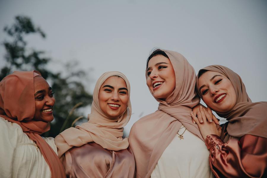 femmes heureuses de faire le ramadan