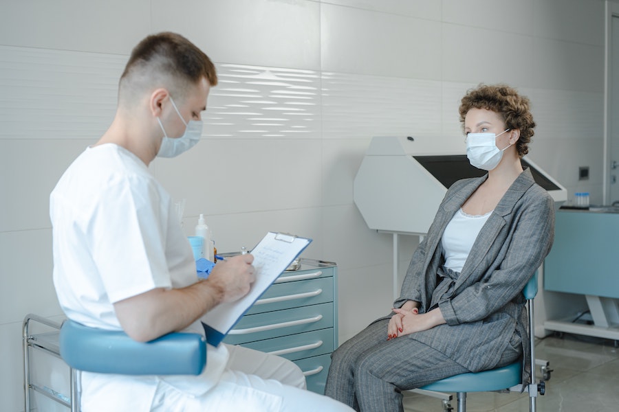 une femme en consultation médicale