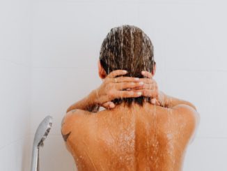 Une femme prend une douche froide le matin