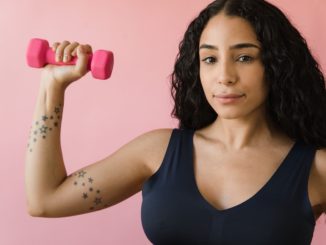 Une jolie jeune femme fait du sport