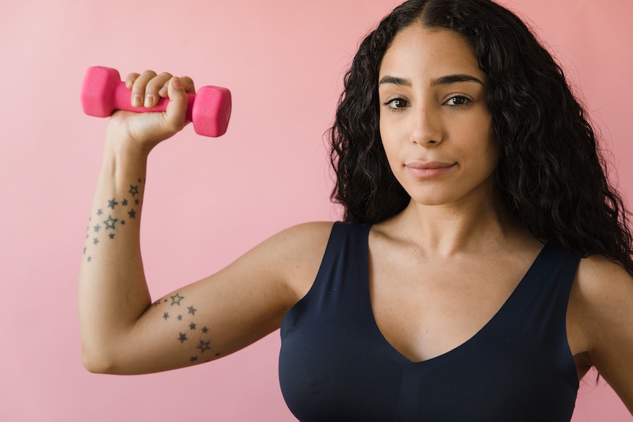 Une jolie jeune femme fait du sport