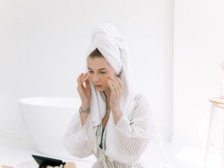 une femme utilise un traitement naturel contre l'eczéma