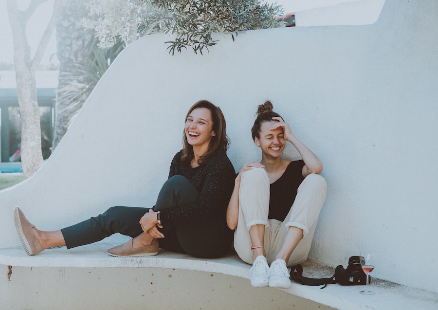 2 femmes en pleine forme rigolent