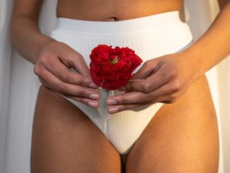 une jeune femme souffre de furoncles vaginaux